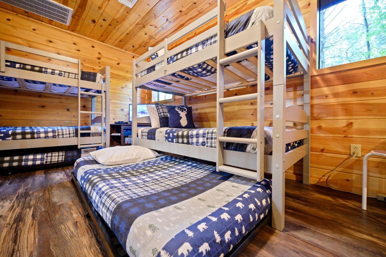Hickory Bear - Cabin Surrounded By Pines, Sleeps 10, Hot Tub, Fire Pit, Arcade, Foosball Table & Deck Slide Брокен-Боу Экстерьер фото