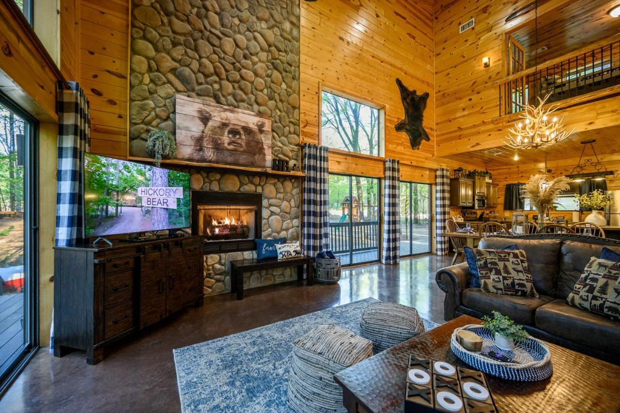 Hickory Bear - Cabin Surrounded By Pines, Sleeps 10, Hot Tub, Fire Pit, Arcade, Foosball Table & Deck Slide Брокен-Боу Экстерьер фото