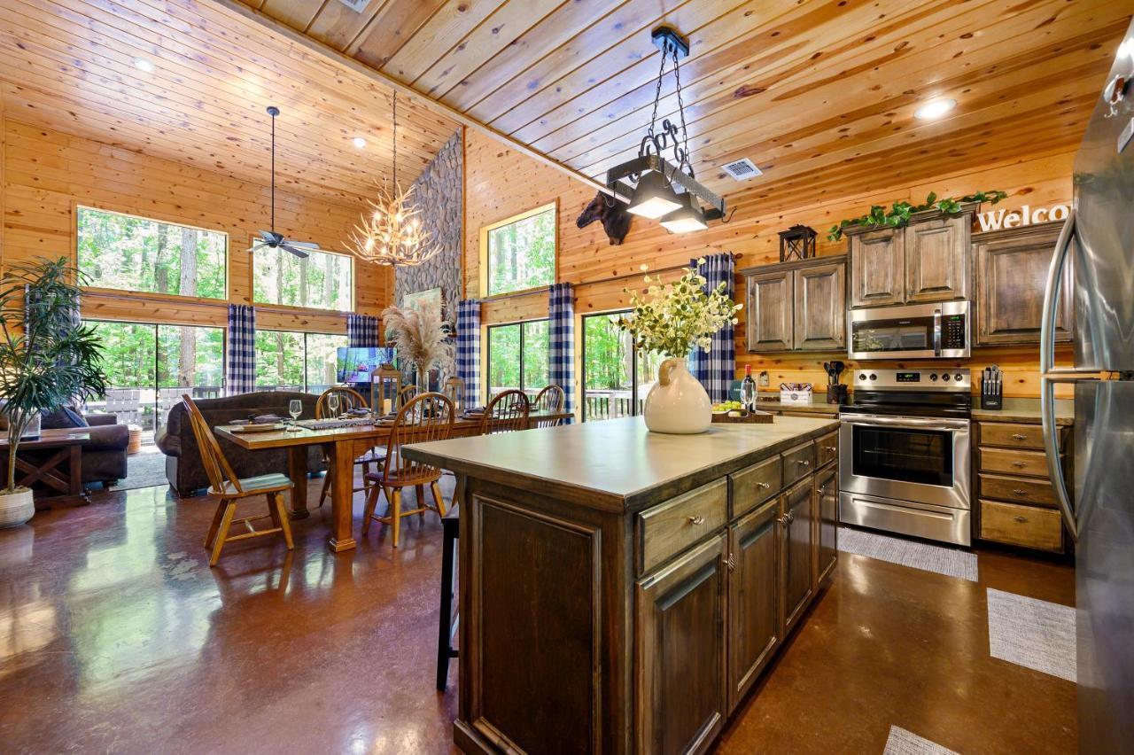 Hickory Bear - Cabin Surrounded By Pines, Sleeps 10, Hot Tub, Fire Pit, Arcade, Foosball Table & Deck Slide Брокен-Боу Экстерьер фото