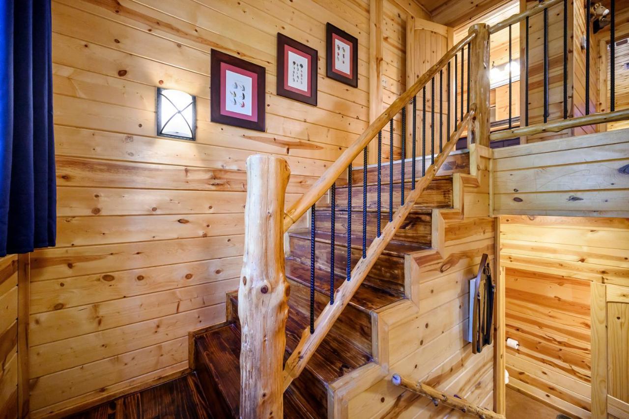 Hickory Bear - Cabin Surrounded By Pines, Sleeps 10, Hot Tub, Fire Pit, Arcade, Foosball Table & Deck Slide Брокен-Боу Экстерьер фото