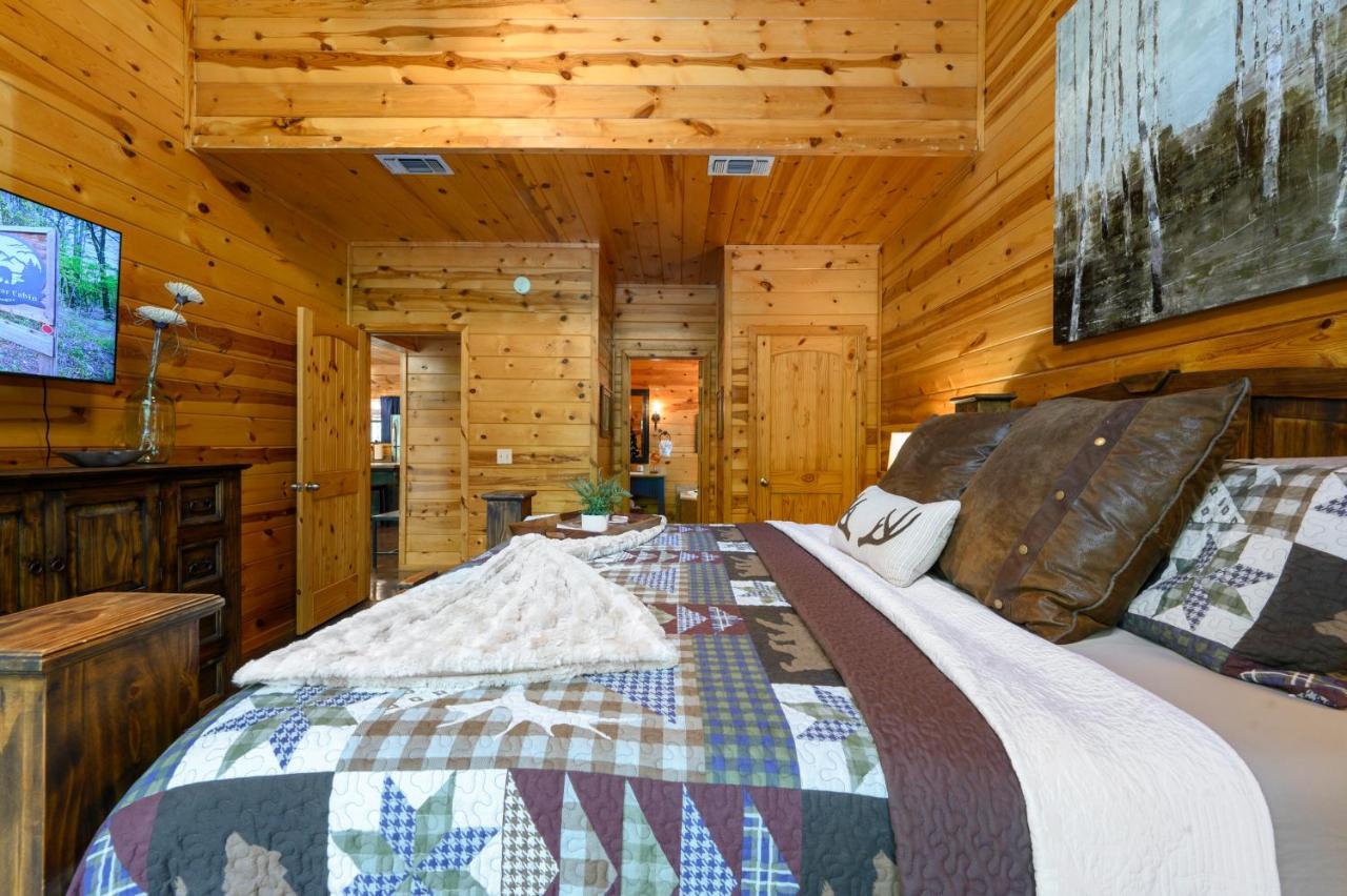 Hickory Bear - Cabin Surrounded By Pines, Sleeps 10, Hot Tub, Fire Pit, Arcade, Foosball Table & Deck Slide Брокен-Боу Экстерьер фото