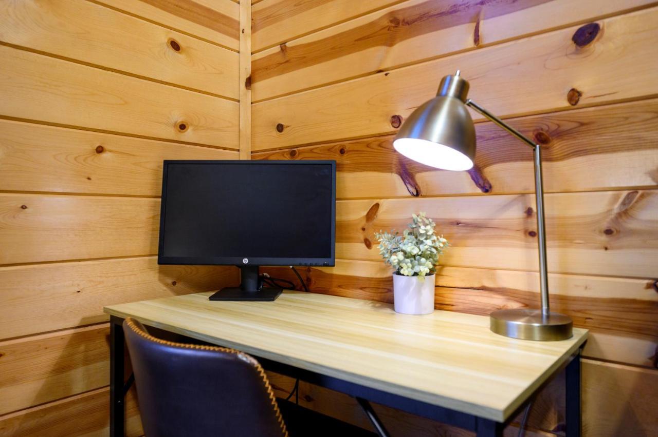 Hickory Bear - Cabin Surrounded By Pines, Sleeps 10, Hot Tub, Fire Pit, Arcade, Foosball Table & Deck Slide Брокен-Боу Экстерьер фото