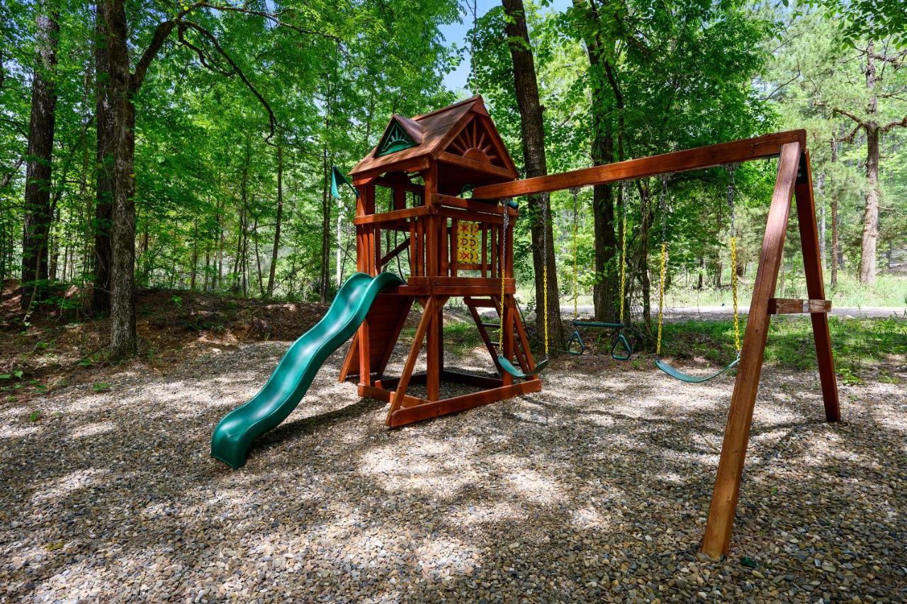 Hickory Bear - Cabin Surrounded By Pines, Sleeps 10, Hot Tub, Fire Pit, Arcade, Foosball Table & Deck Slide Брокен-Боу Экстерьер фото