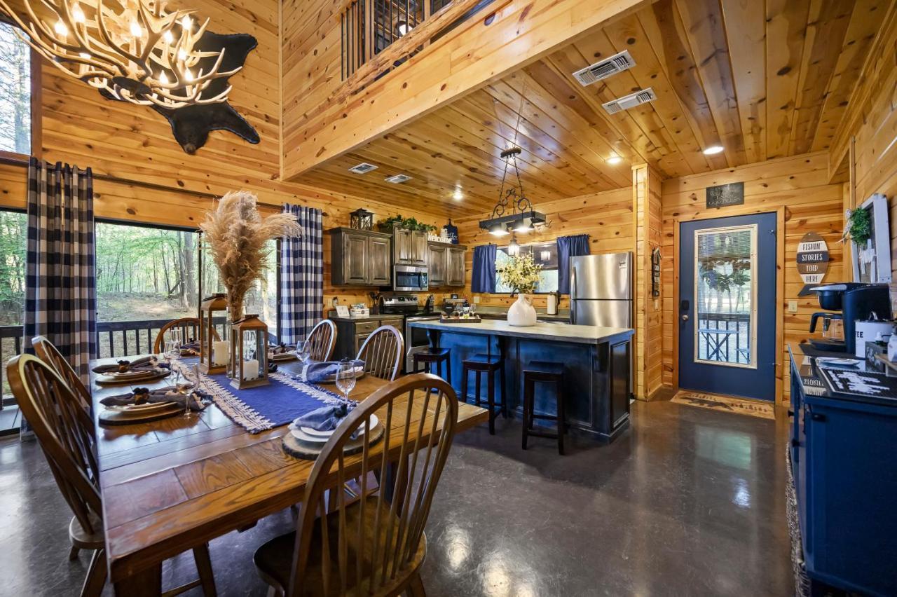 Hickory Bear - Cabin Surrounded By Pines, Sleeps 10, Hot Tub, Fire Pit, Arcade, Foosball Table & Deck Slide Брокен-Боу Экстерьер фото