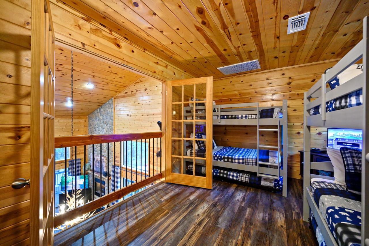 Hickory Bear - Cabin Surrounded By Pines, Sleeps 10, Hot Tub, Fire Pit, Arcade, Foosball Table & Deck Slide Брокен-Боу Экстерьер фото