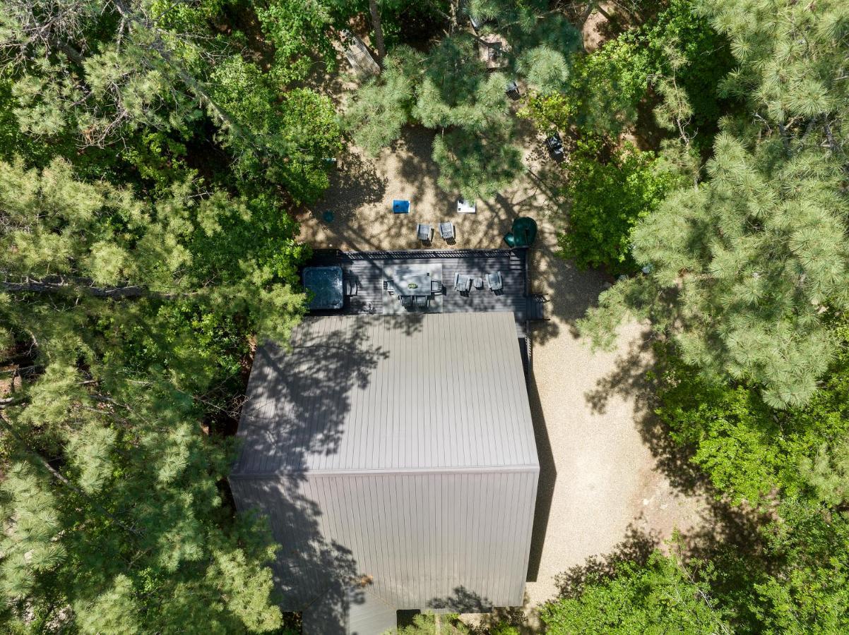 Hickory Bear - Cabin Surrounded By Pines, Sleeps 10, Hot Tub, Fire Pit, Arcade, Foosball Table & Deck Slide Брокен-Боу Экстерьер фото