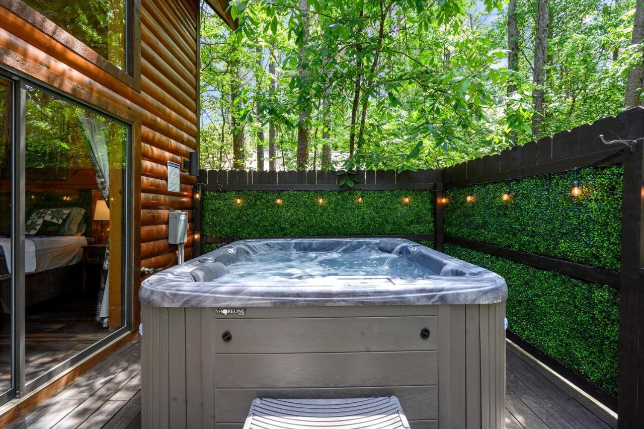 Hickory Bear - Cabin Surrounded By Pines, Sleeps 10, Hot Tub, Fire Pit, Arcade, Foosball Table & Deck Slide Брокен-Боу Экстерьер фото