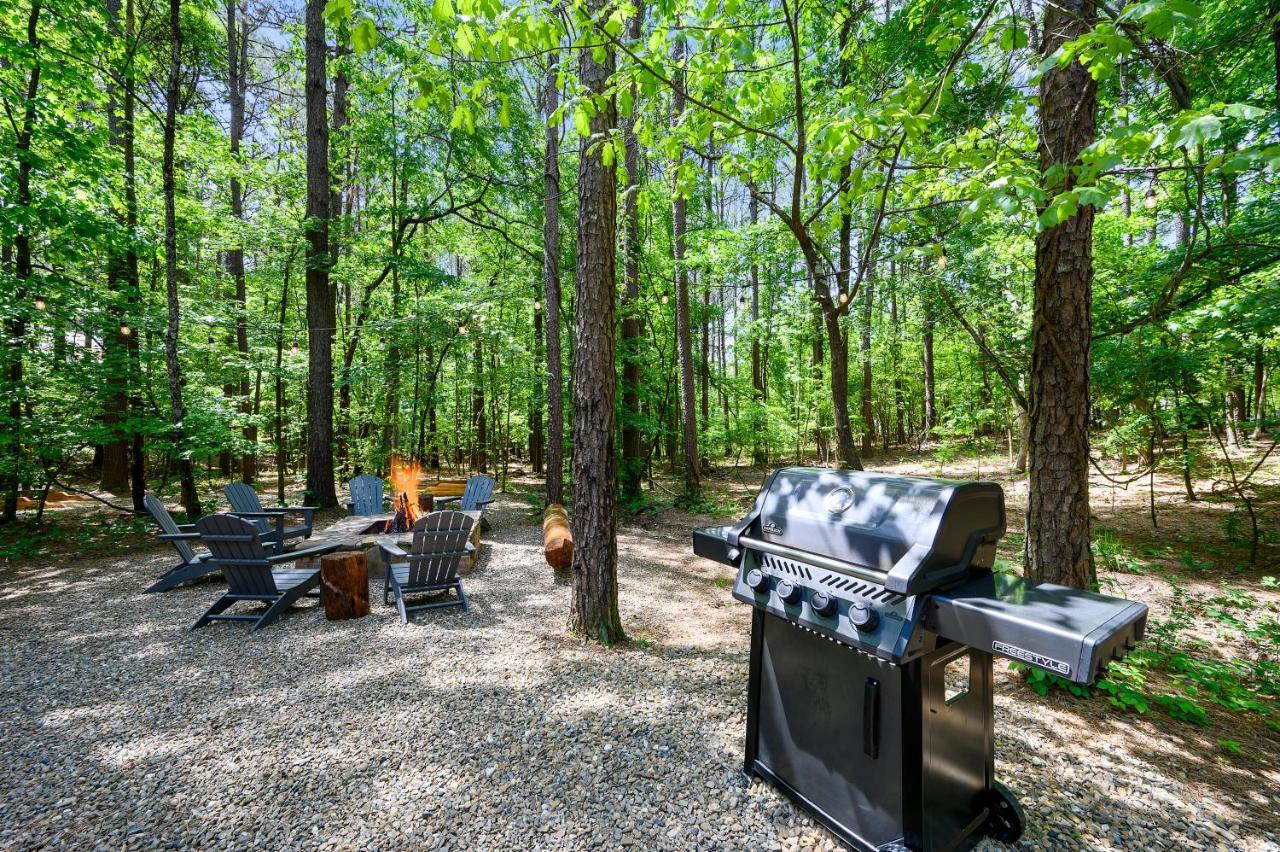 Hickory Bear - Cabin Surrounded By Pines, Sleeps 10, Hot Tub, Fire Pit, Arcade, Foosball Table & Deck Slide Брокен-Боу Экстерьер фото