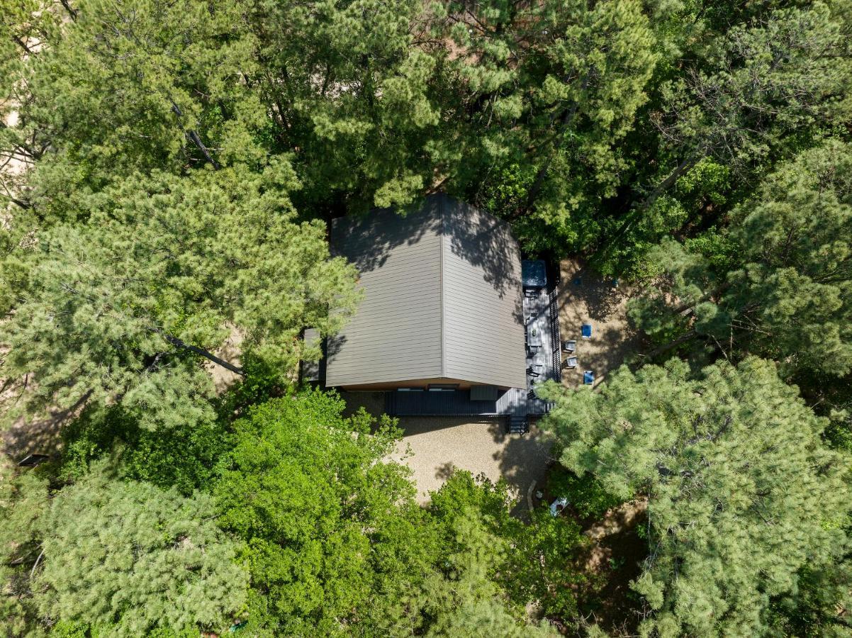 Hickory Bear - Cabin Surrounded By Pines, Sleeps 10, Hot Tub, Fire Pit, Arcade, Foosball Table & Deck Slide Брокен-Боу Экстерьер фото